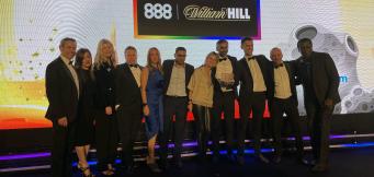 888casino receiving EGR award