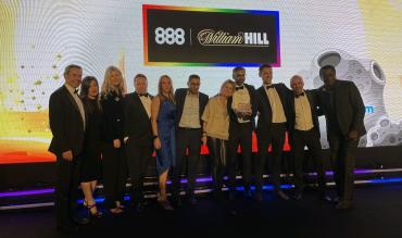 888casino receiving EGR award